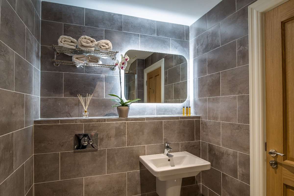 Twin-Room-Classic-bathroom