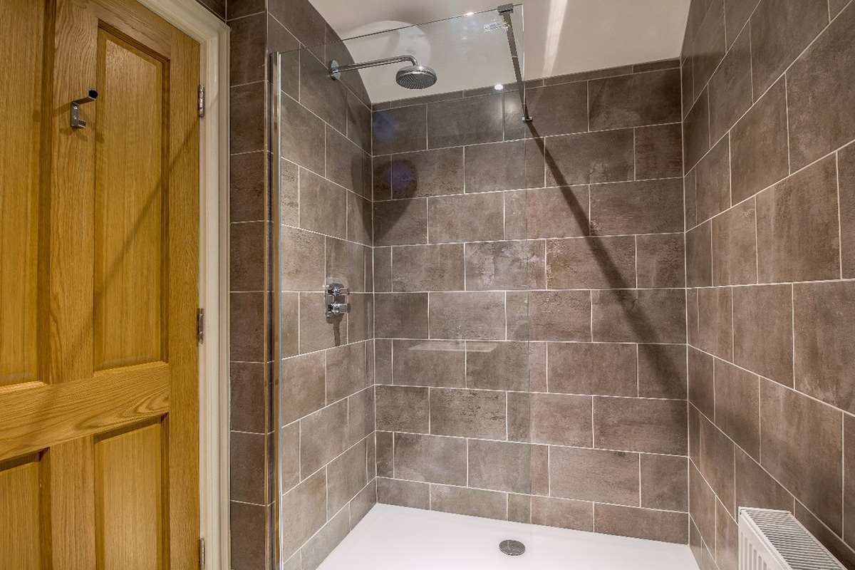 Twin-Room-Classic-shower