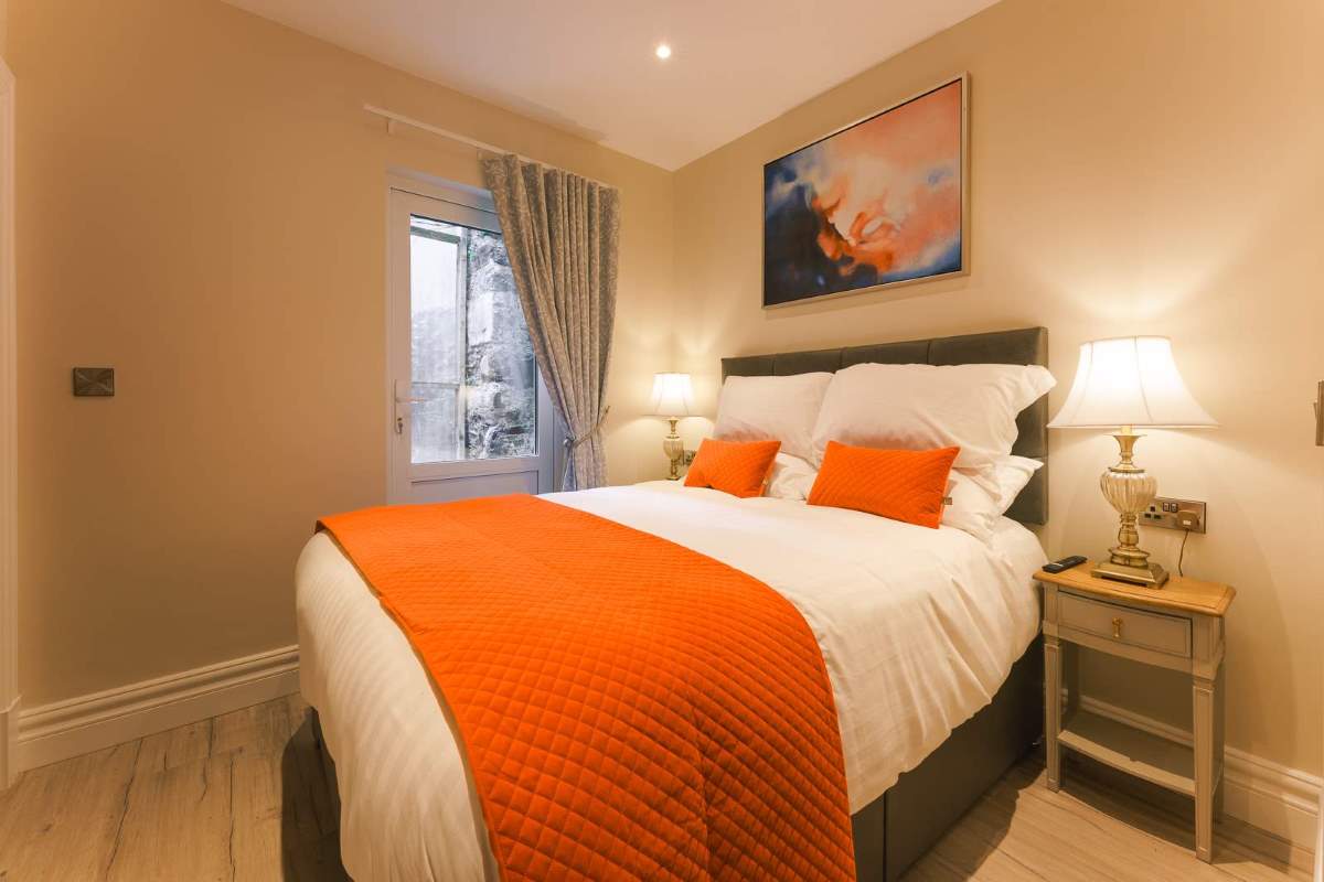 Kingstons Townhouse Apartment - King size bed